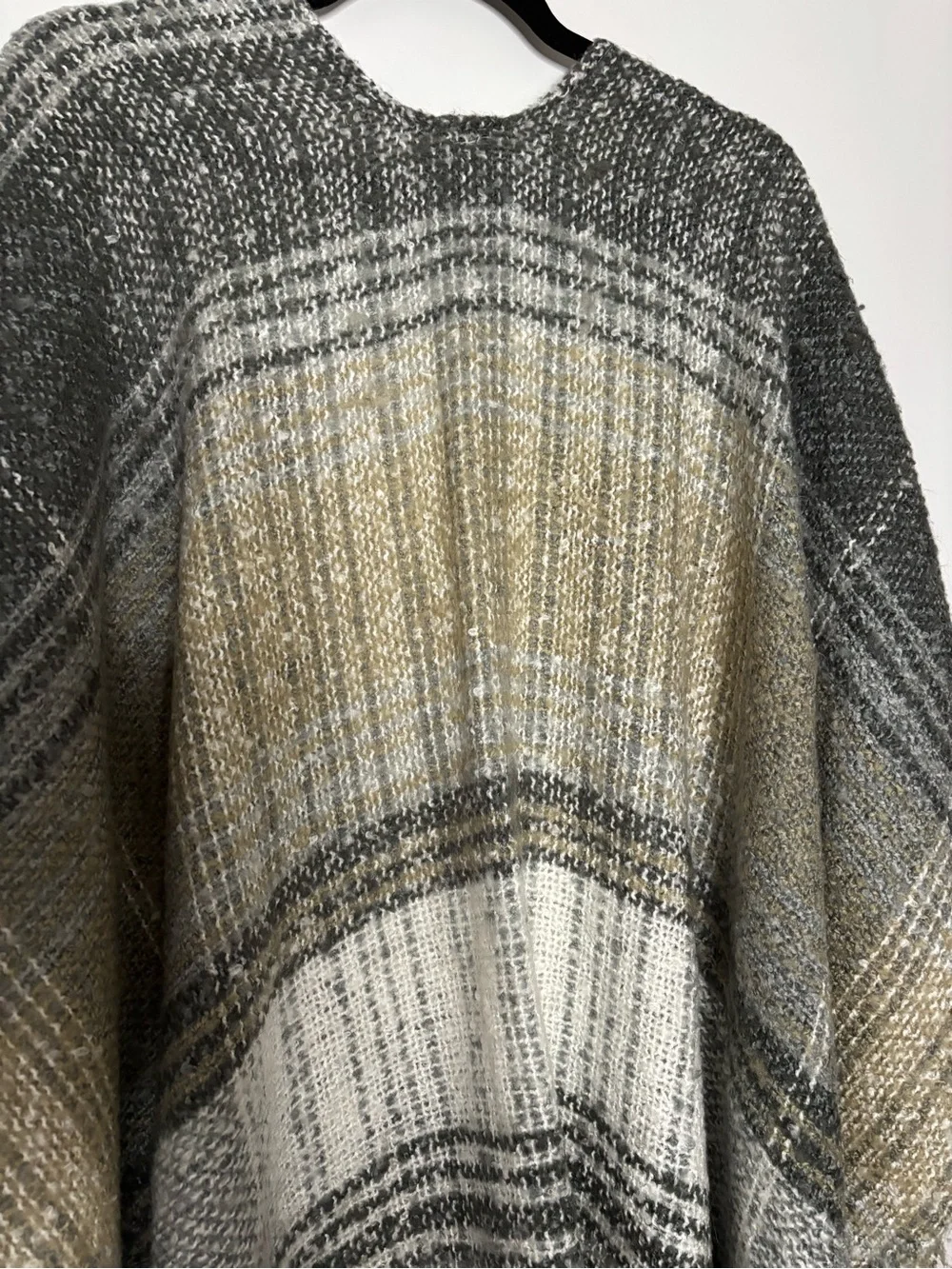 Saks Fifth Avenue Plaid Fringe Throw in Gray, White & Tan